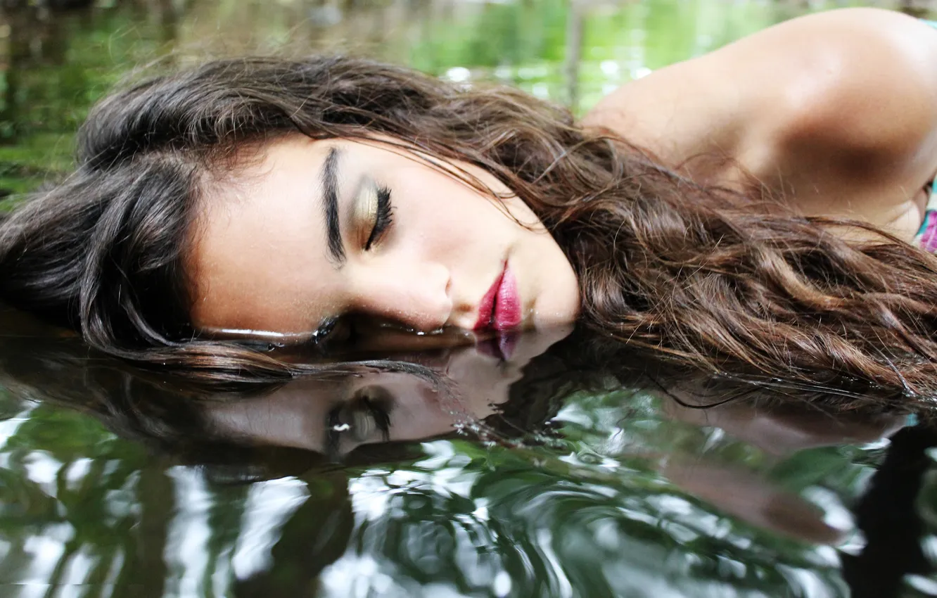 Фото обои вода, девушка, лицо, ресницы, отражение, волосы, макияж
