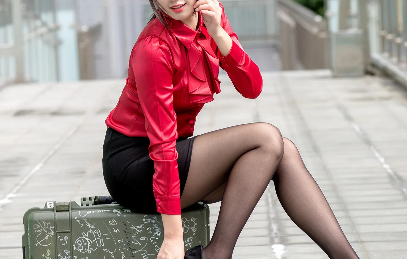 Фото обои Азиатка, Туфли, Ноги, Юбка, Колготки, Блузка, Чемодан, Сидит