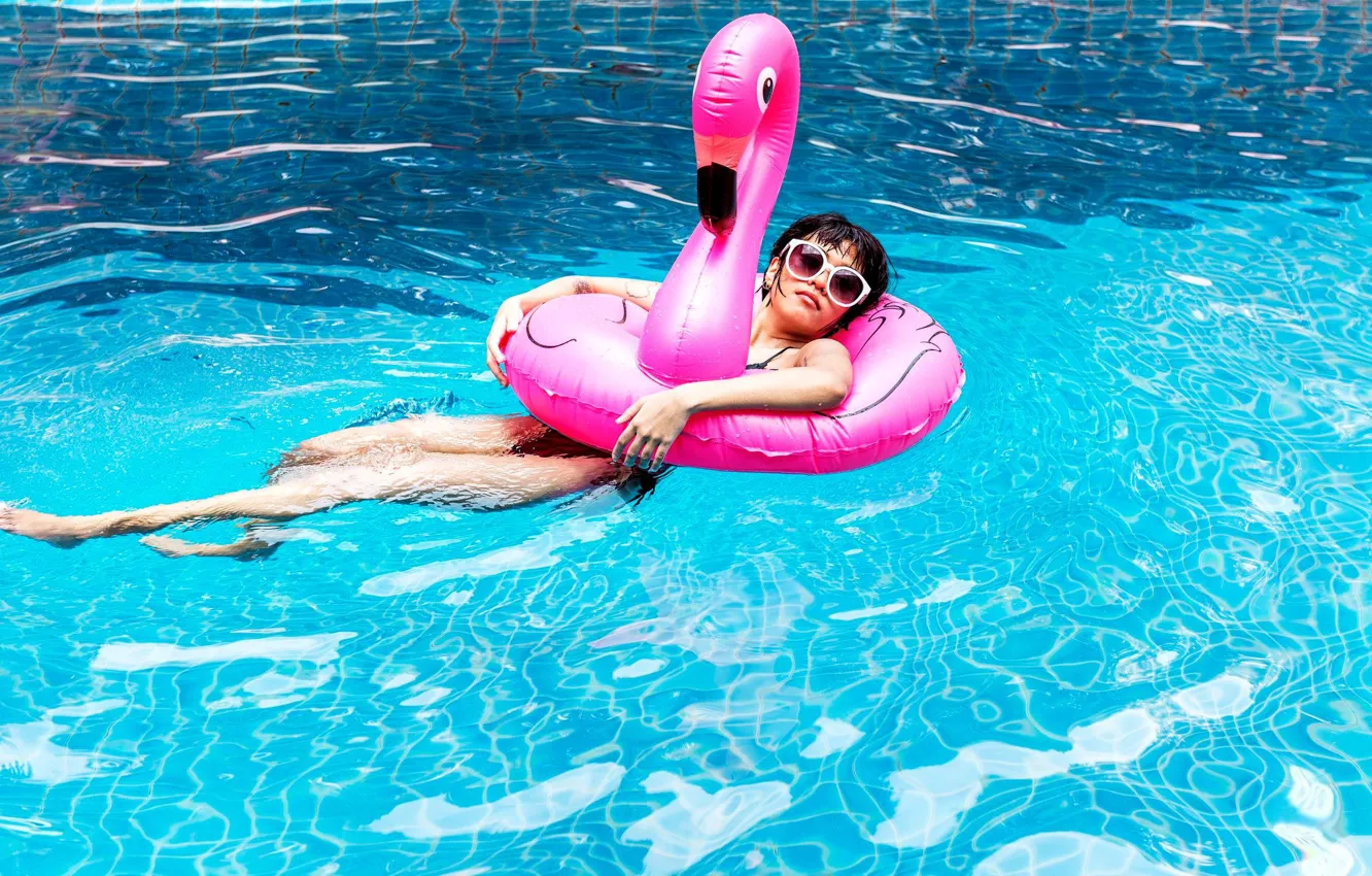 Фото обои вода, девушка, отдых, бассейн, очки, фламинго