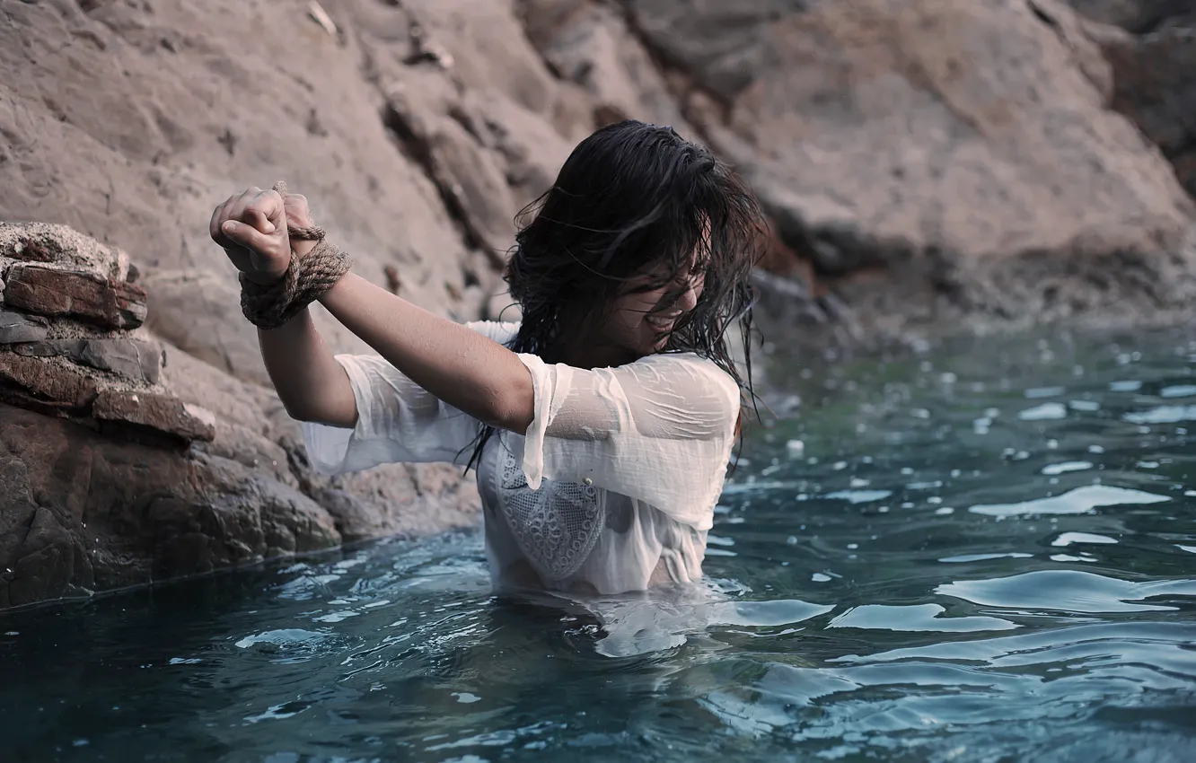 Фото обои вода, девушка, верёвка, освобождение, Greta Larosa