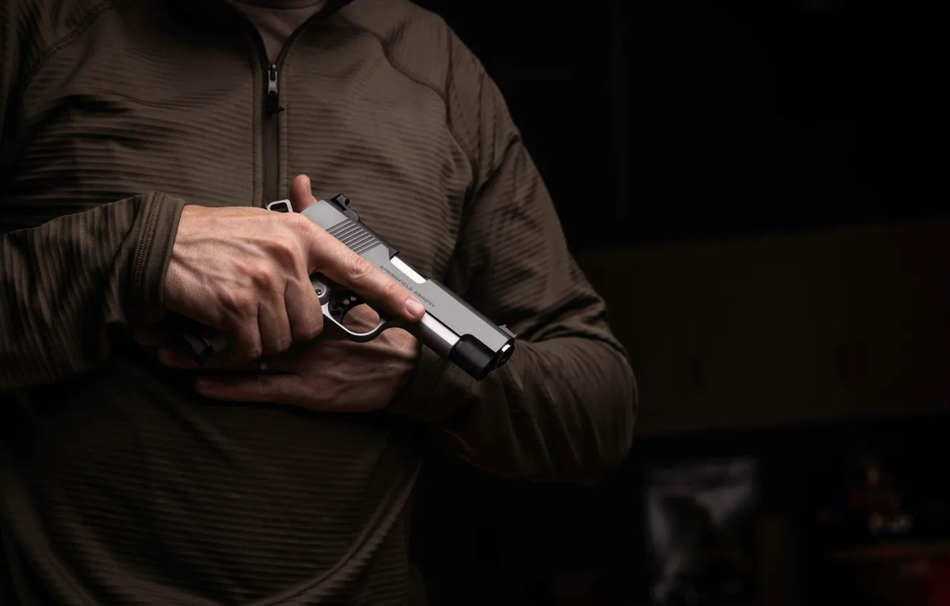 Фото обои Пистолет, Руки, Мужчина, Handgun, Springfield Armory, Самозарядный пистолет, Спрингфилд Армори, Springfield Armory Ronin EMP