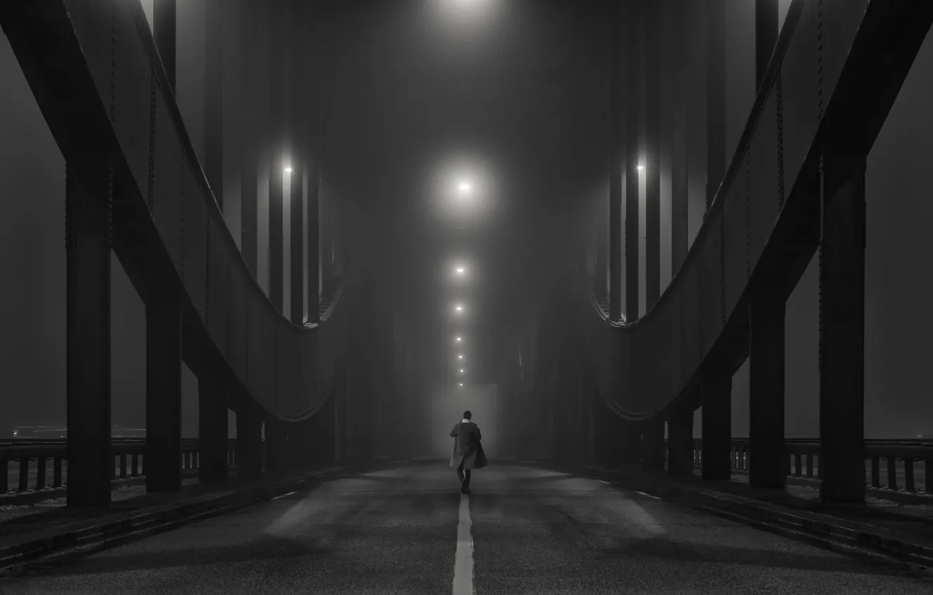 Фото обои мост, огни, туман, человек, дымка, чёрно - белое фото