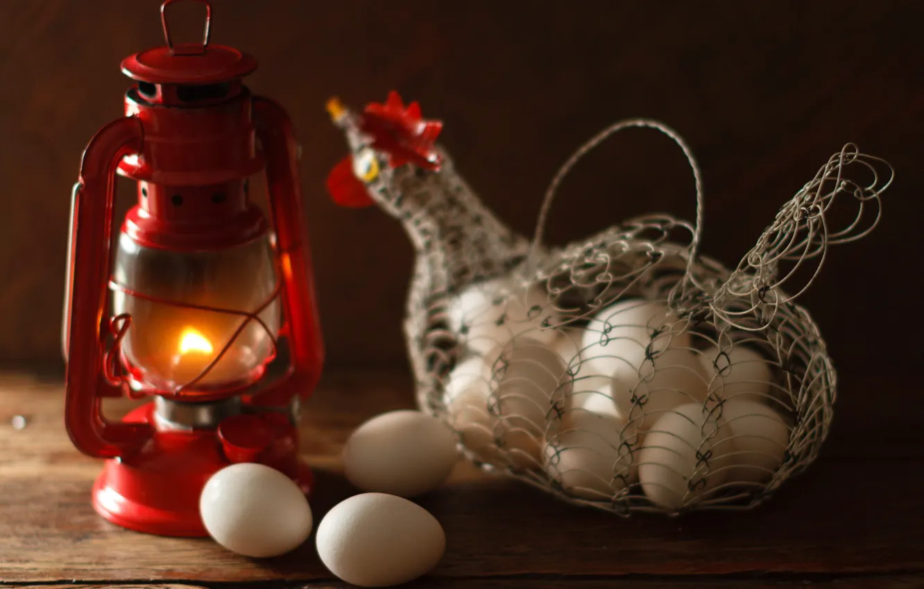 Фото обои сетка, корзина, доски, лампа, яйца, фонарь