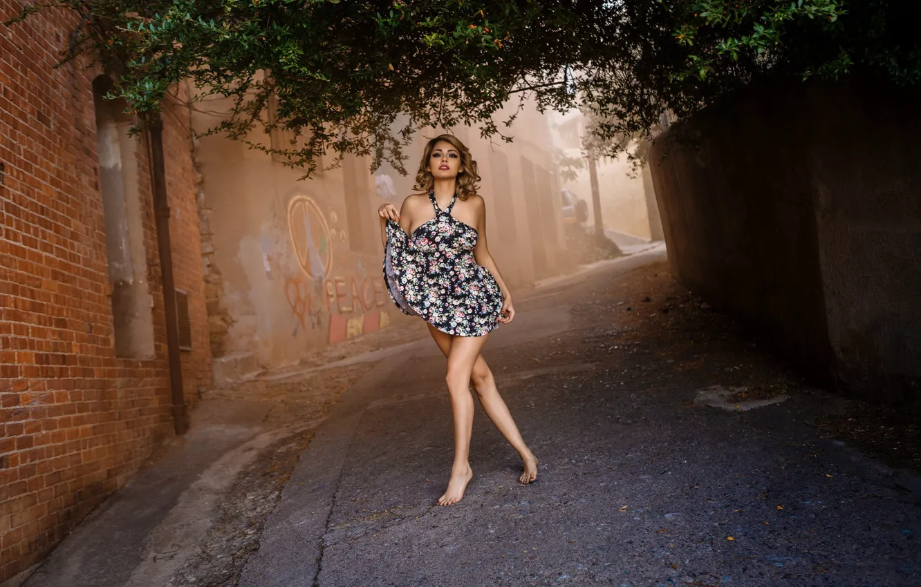Фото обои поза, настроение, улица, платье, переулок, Marcela Zuniga