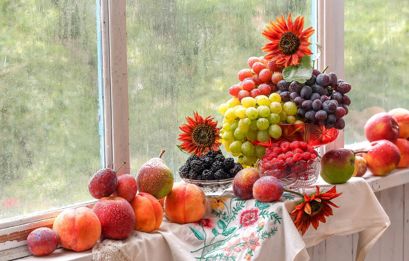 Фото обои стекло, капли, свет, цветы, ягоды, малина, дождь, яблоки