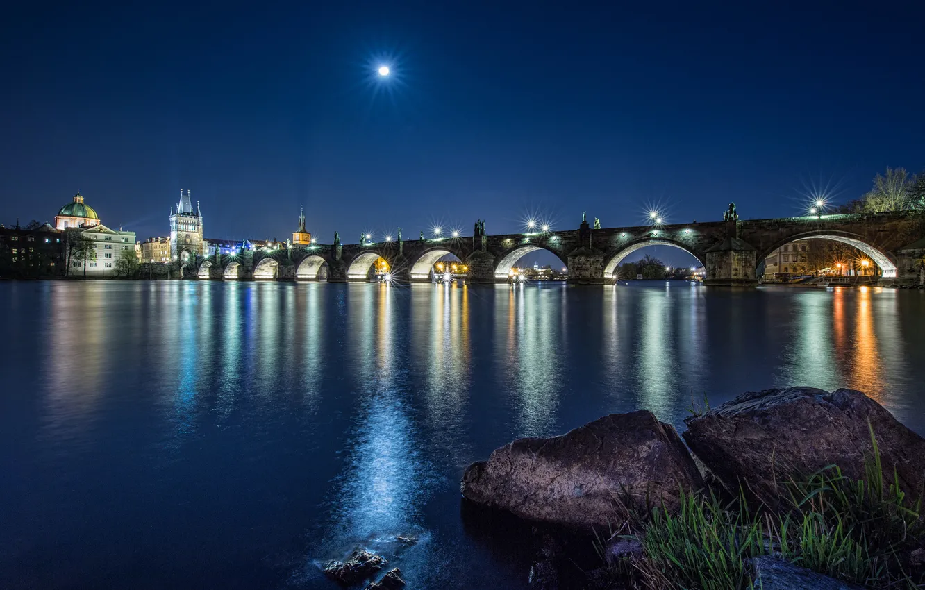 Фото обои ночь, огни, отражение, луна, Прага, Карлов мост