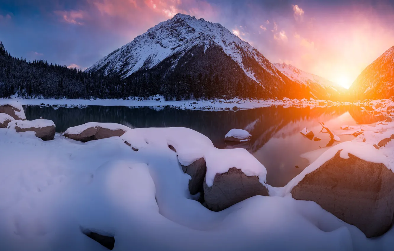 Фото обои зима, лес, солнце, облака, свет, снег, закат, горы