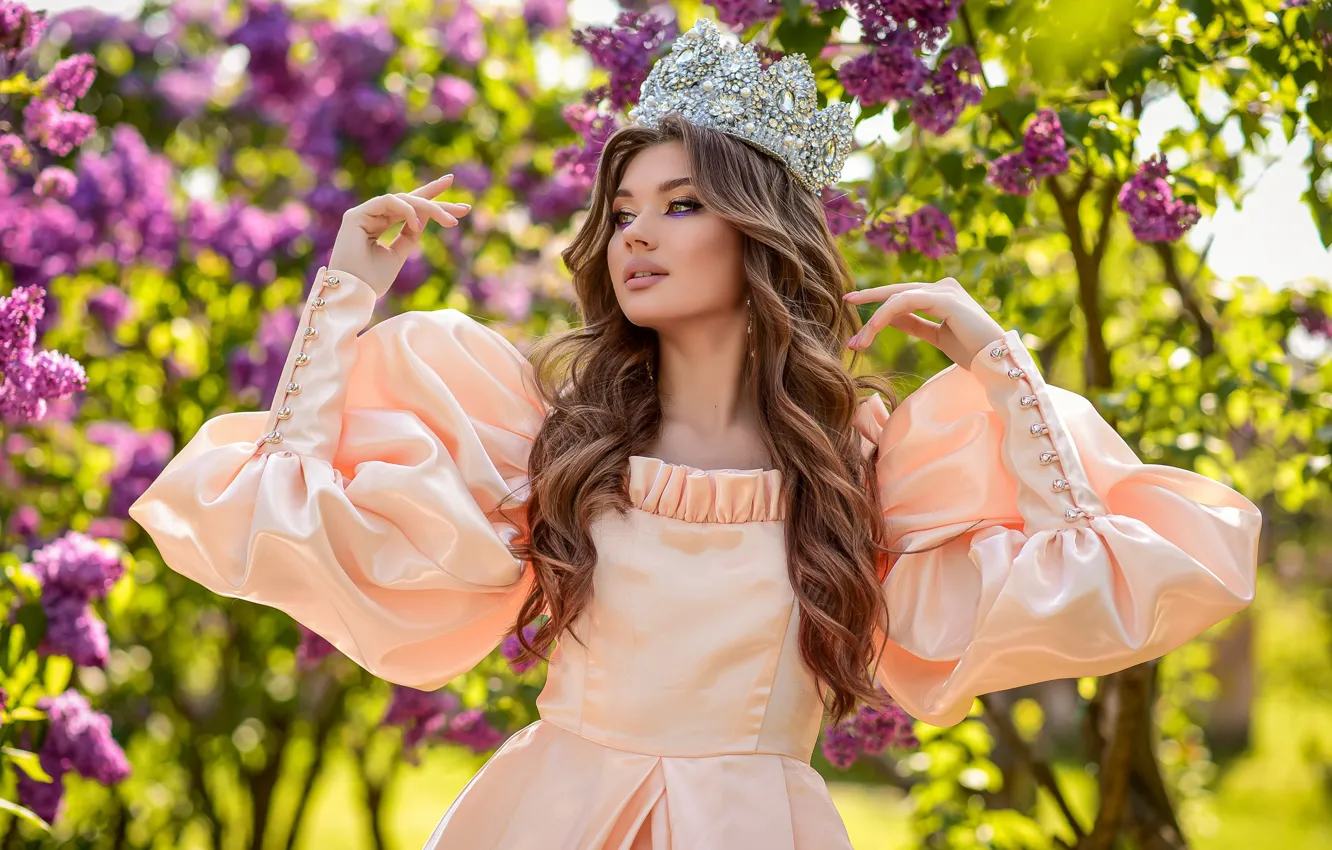 Фото обои девушка, природа, поза, корона, макияж, платье, шатенка, кусты