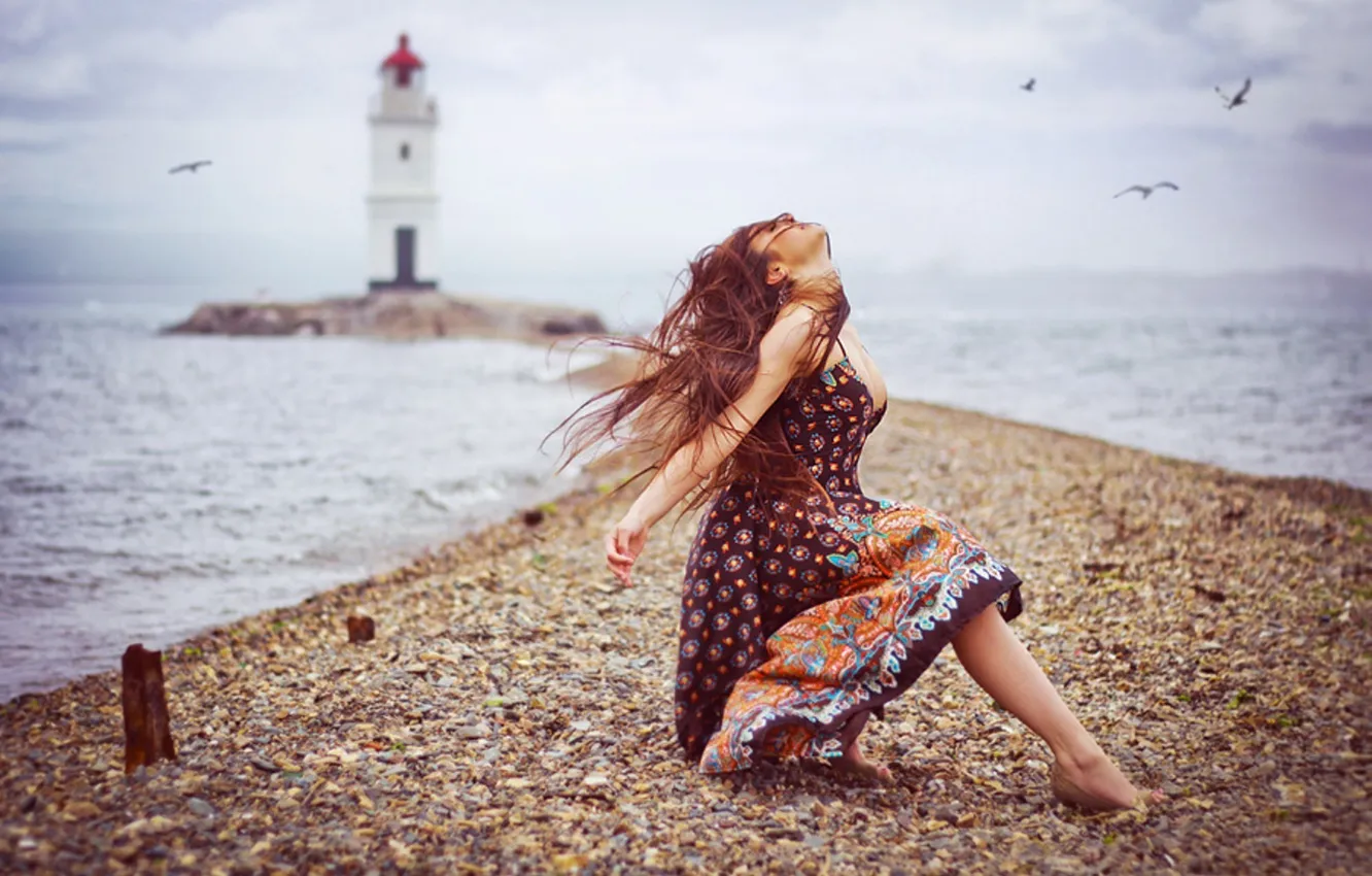 Фото обои настроение, маяк, девушка на пляже
