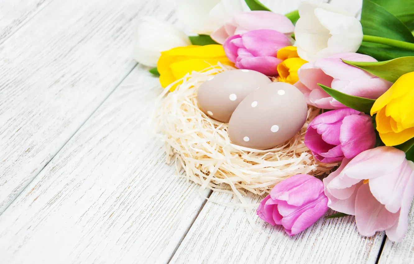 Фото обои цветы, яйца, весна, colorful, Пасха, тюльпаны, happy, wood