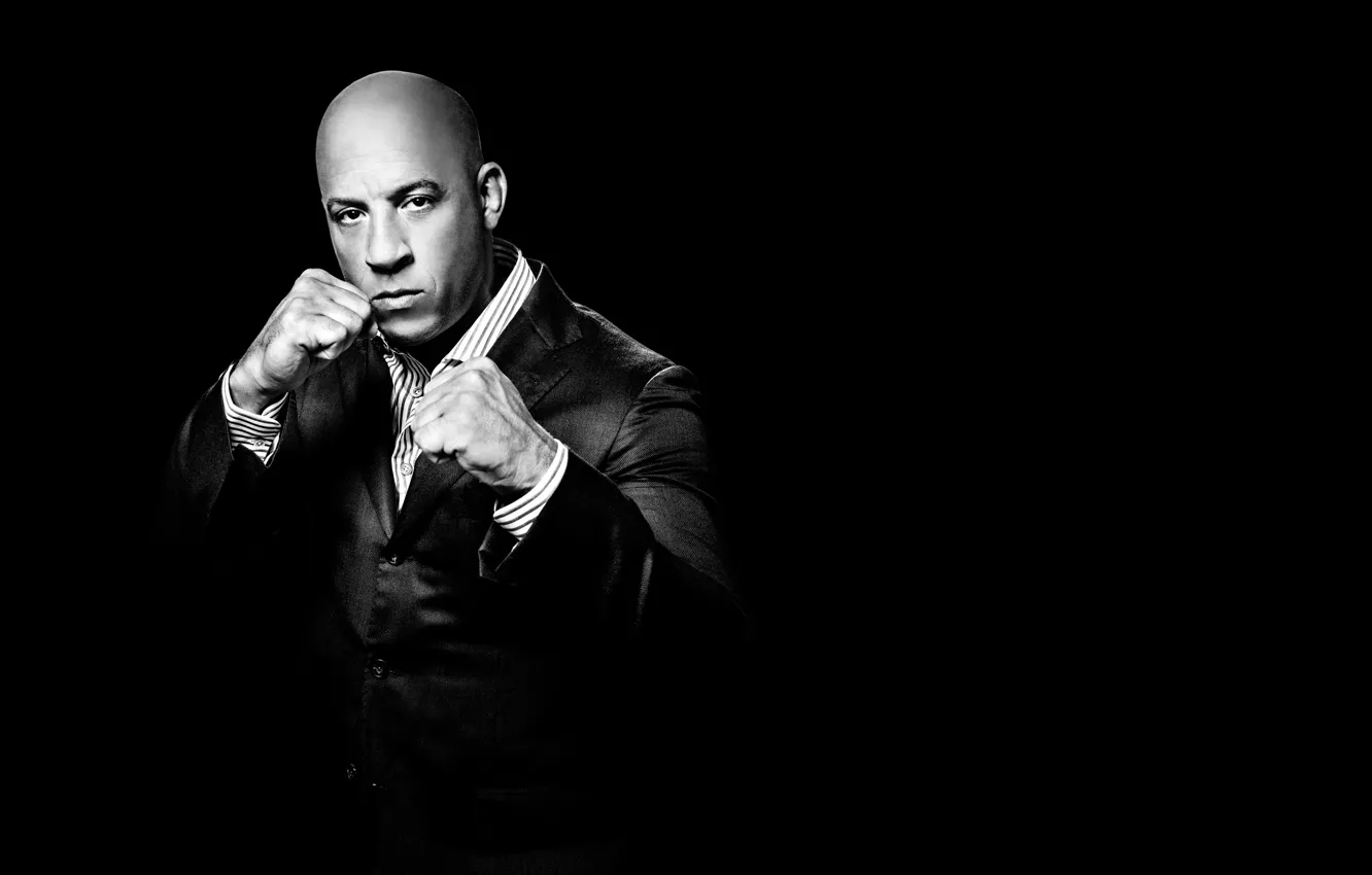 Фото обои поза, костюм, актёр, Вин Дизель, стойка, фон black, Vin Diesel, сценарист