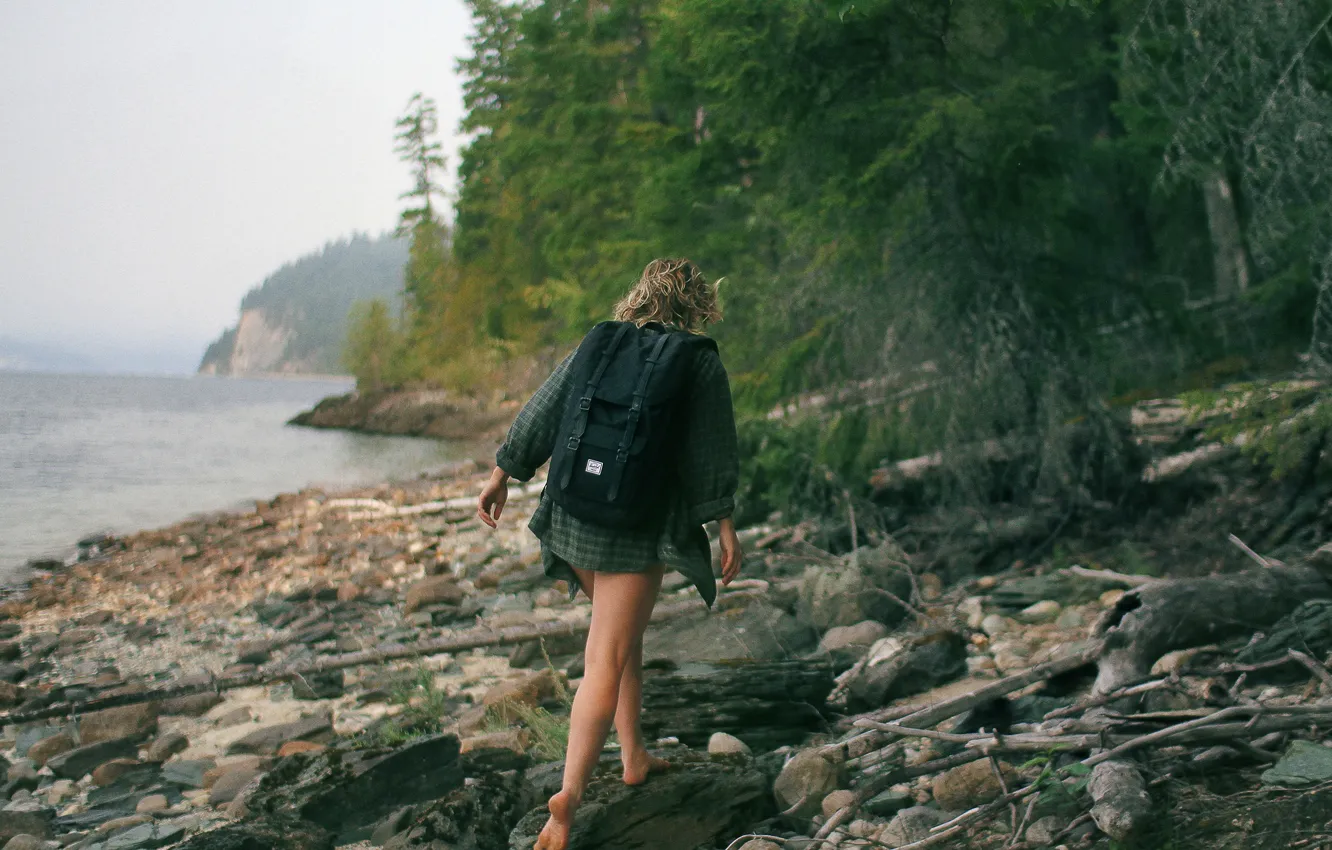 Фото обои лес, девушка, озеро, берег, рюкзак, поход