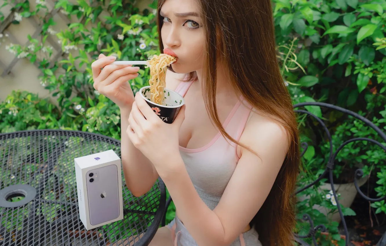 Фото обои iPhone, girl, shorts, long hair, model, brunette, soup, sitting