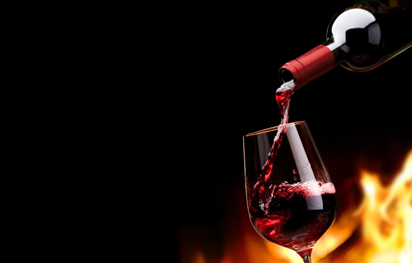 Фото обои огонь, пламя, вино, красное, бокал, бутылка, черный фон