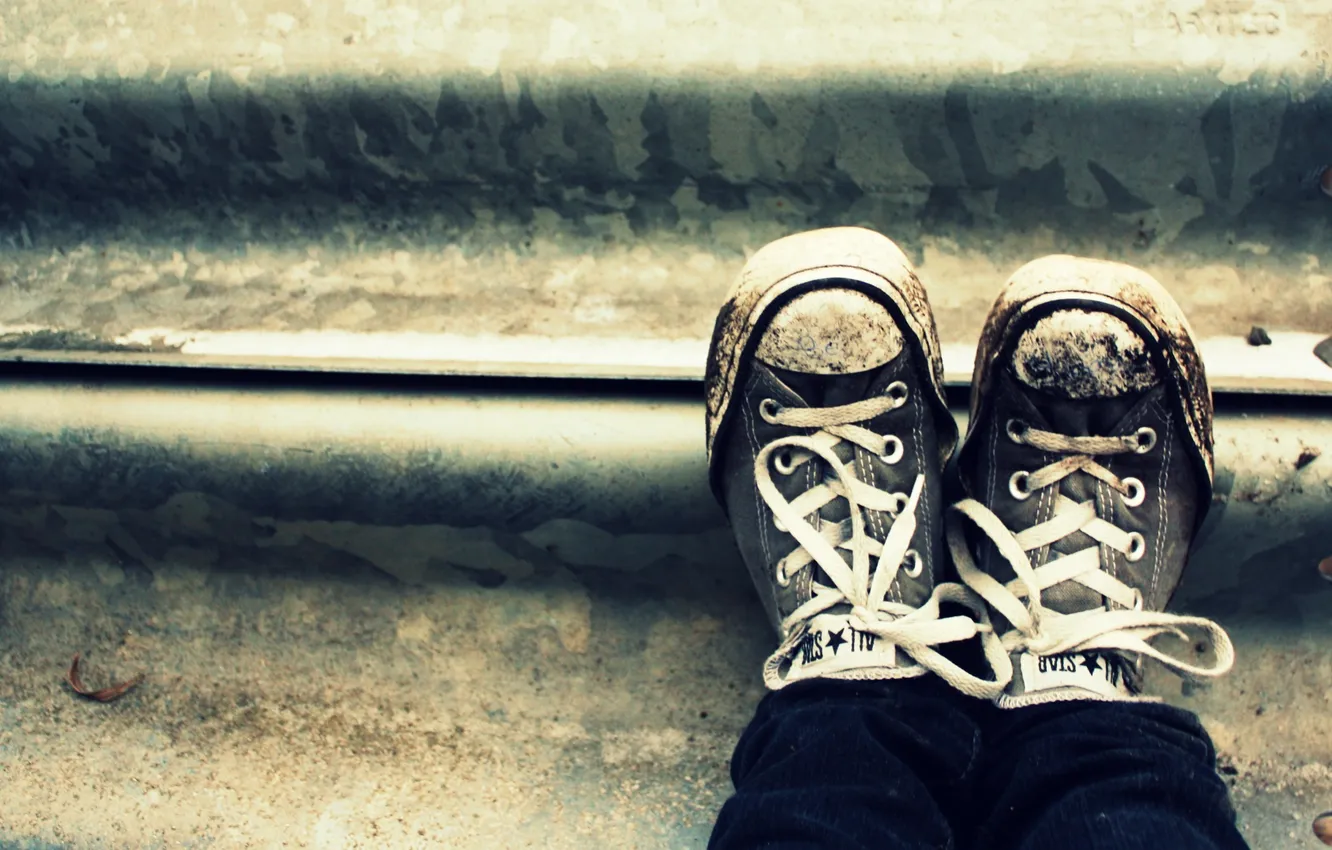 Фото обои креатив, обувь, кеды, грязь, ступеньки, шнурки, shoes
