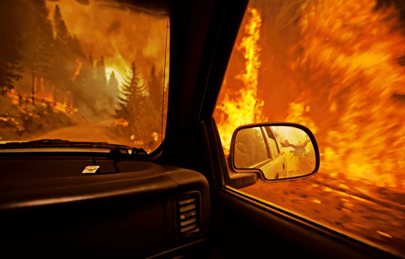 Фото обои машина, пожар, огонь, дракон, погоня, зеркало