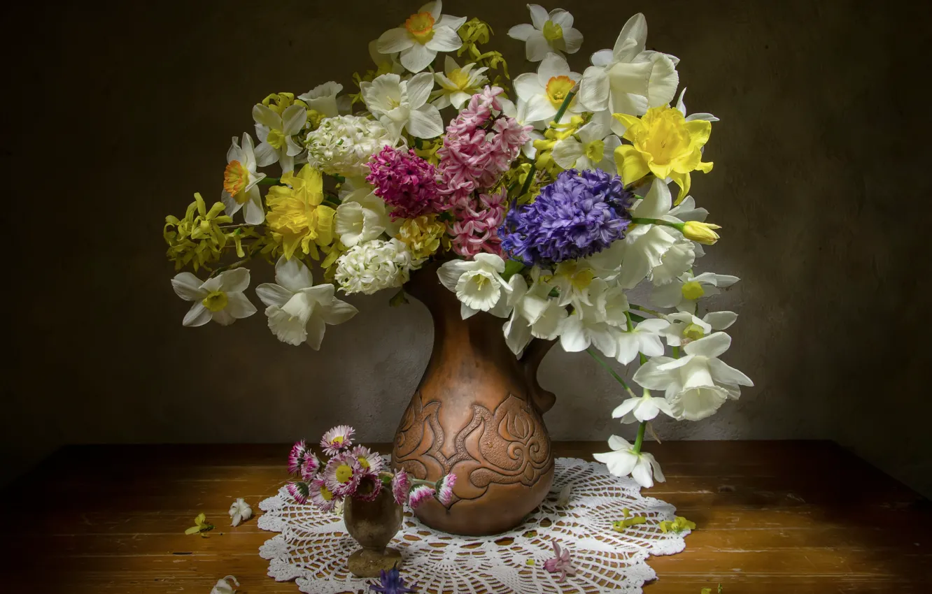 Фото обои цветы, кувшин, салфетка, нарциссы, гиацинты, маргаритки, Татьяна Феденкова