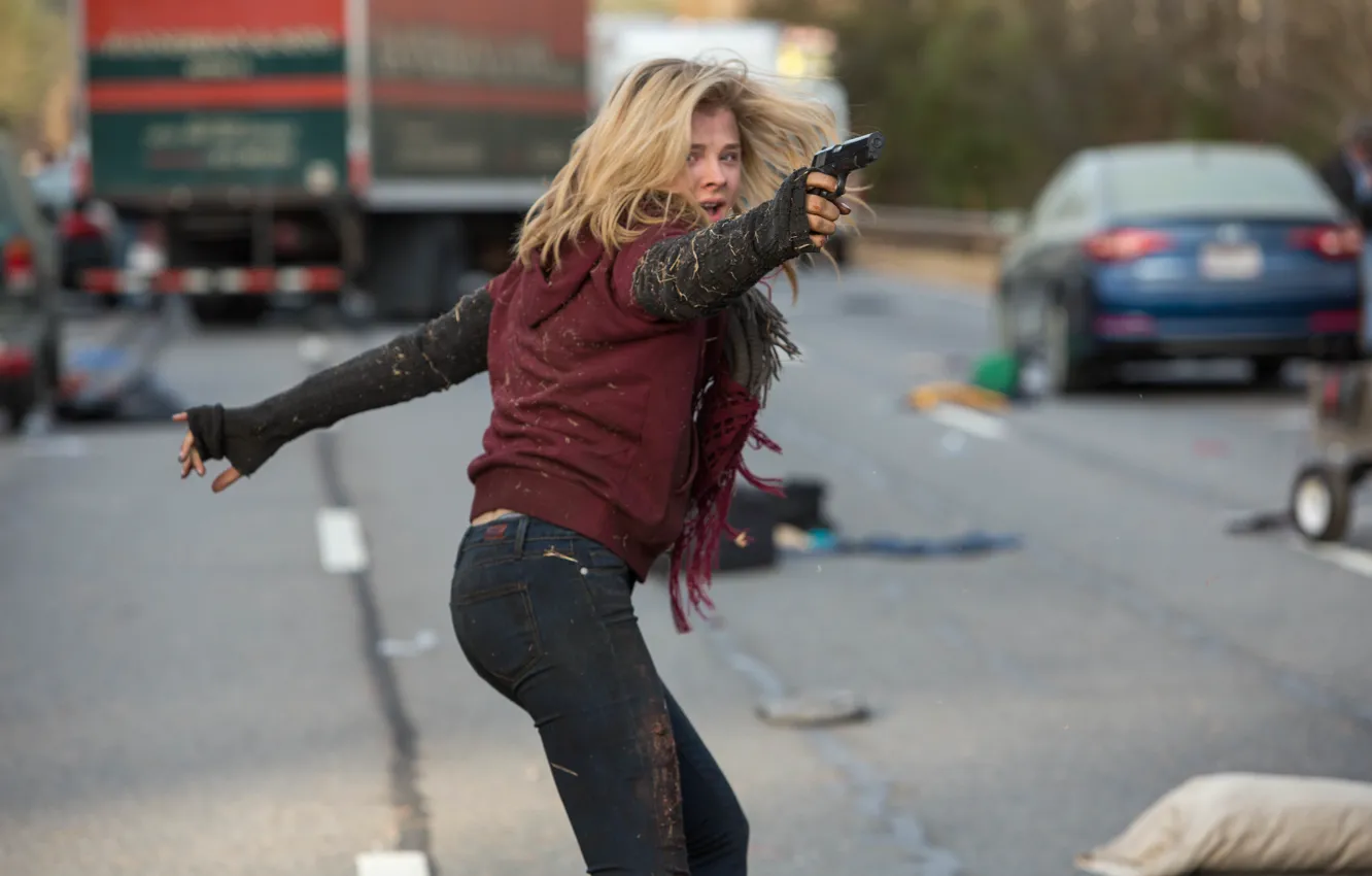 Фото обои Дорога, Пистолет, Постапокалипсис, Chaos, Хлоя Грейс Морец, Chloe Grace Moretz, Cassie Sullivan, 5-я волна