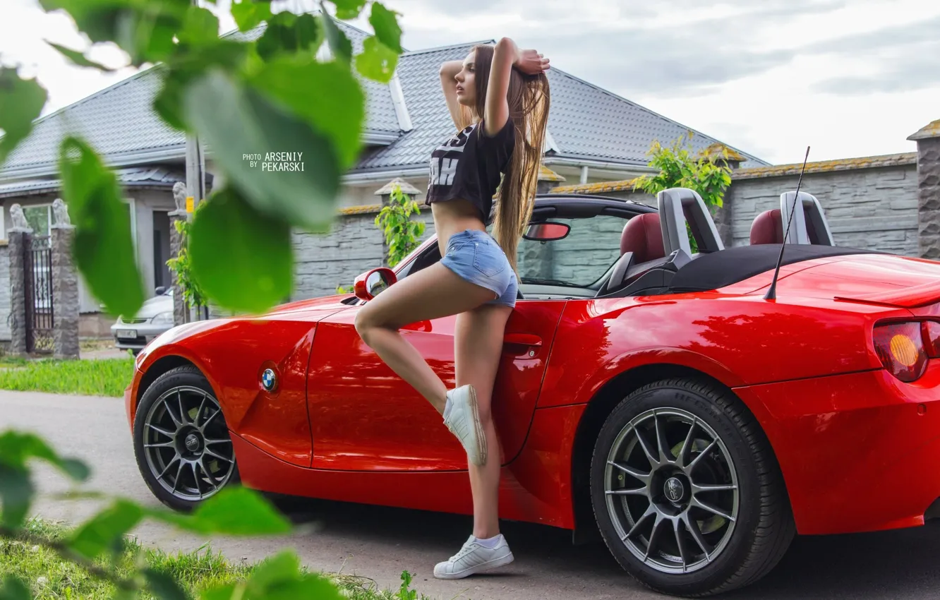 Фото обои дорога, красный, поза, модель, шорты, портрет, дома, макияж