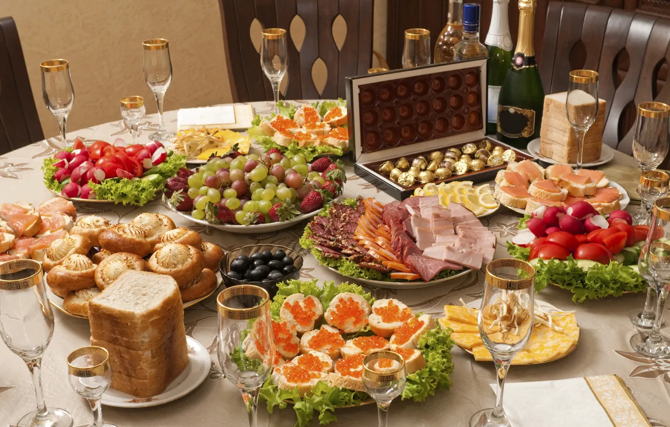 Фото обои клубника, хлеб, конфеты, виноград, мясо, фрукты, шампанское, застолье