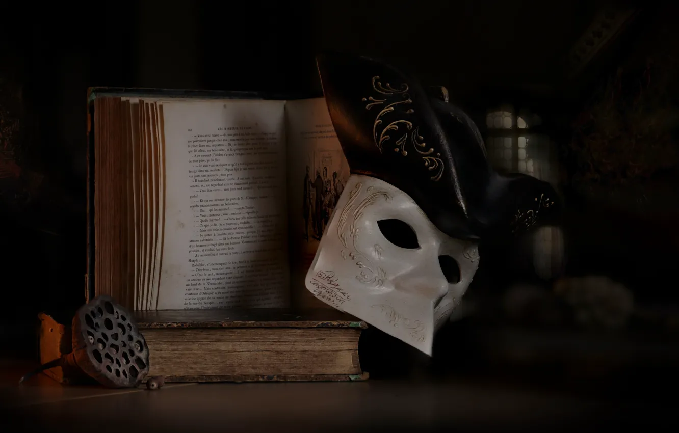 Фото обои старина, стиль, ретро, маска, книга, черный фон, натюрморт