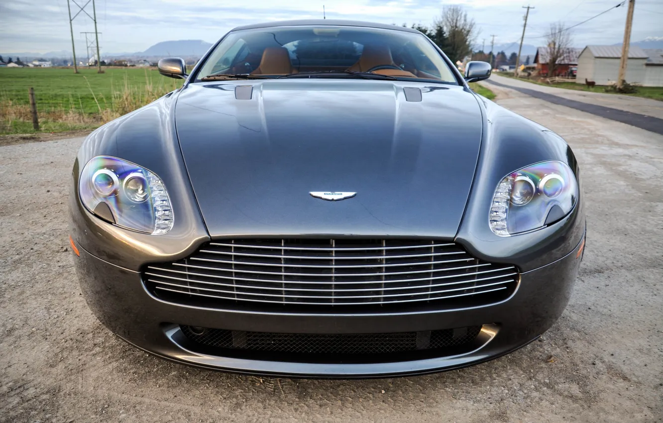 Фото обои серый, Aston Martin, ограждение, grey, передок, Астон Мартин, грунтовка, Вантаж В8
