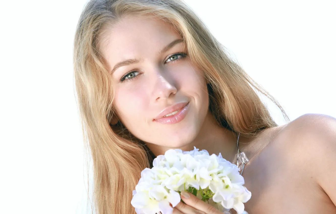 Фото обои девушка, цветы, улыбка, модель, блондинка, прелесть, Erica B