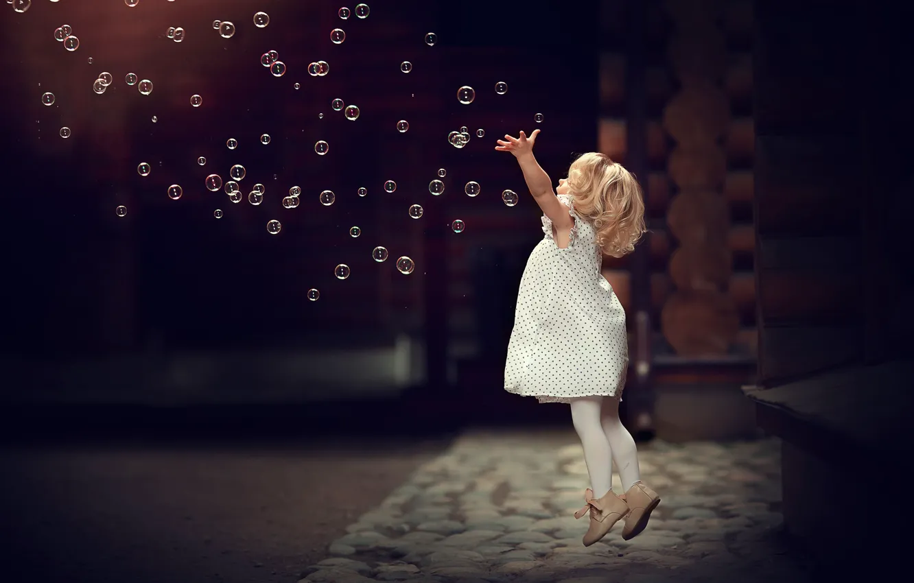 Фото обои пузыри, прыжок, игра, мыльные пузыри, девочка, малышка, ребёнок, Марианна Смолина