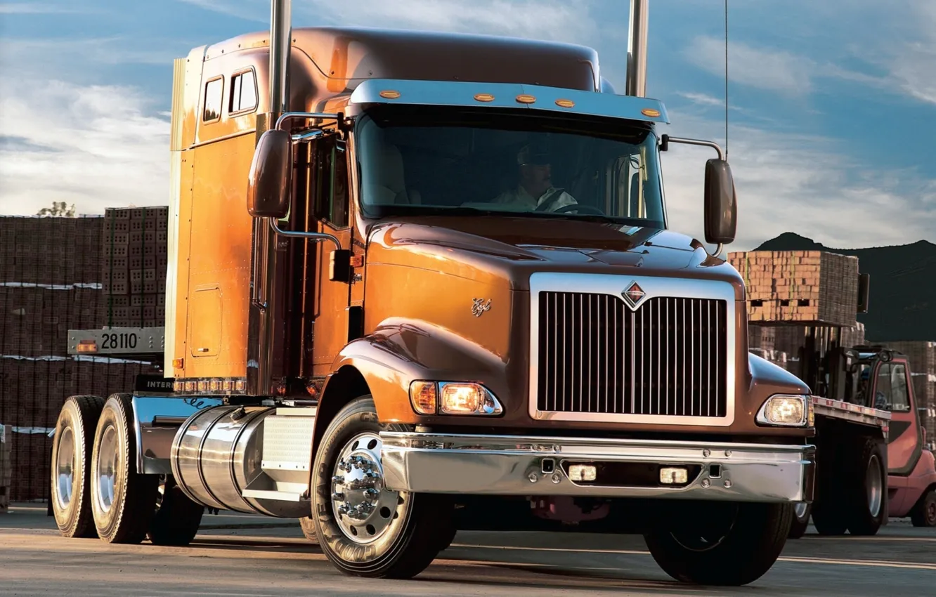 Фото обои небо, склад, грузовик, коричневый, передок, truck, international, 9400i
