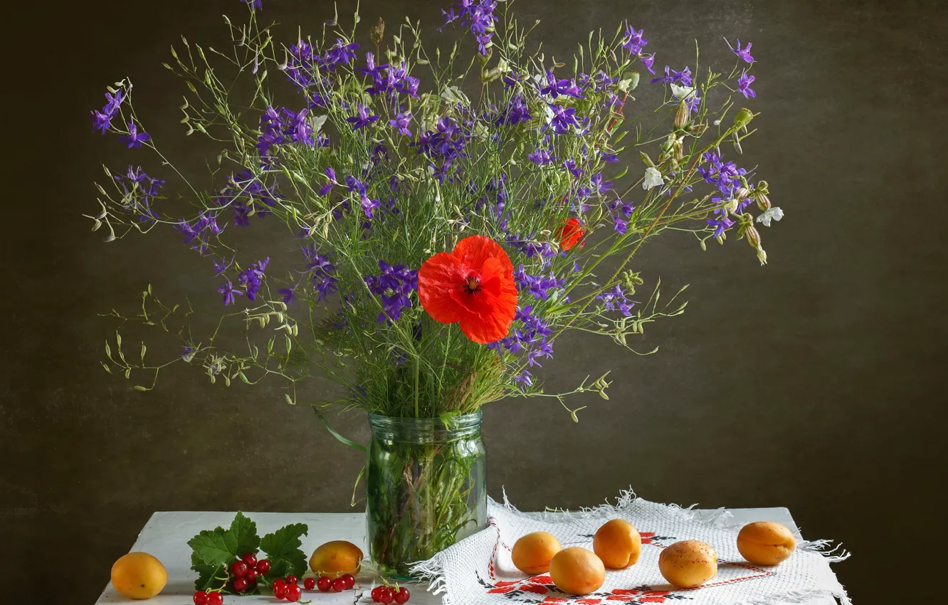 Фото обои листья, цветы, красный, ягоды, стол, маки, банка, фрукты