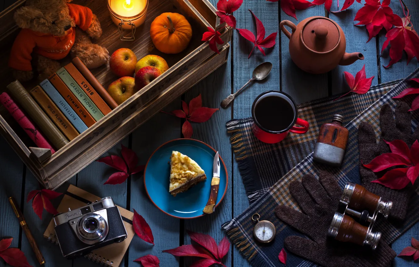Фото обои листья, чай, яблоки, книги, свеча, чайник, фотоаппарат, кружка