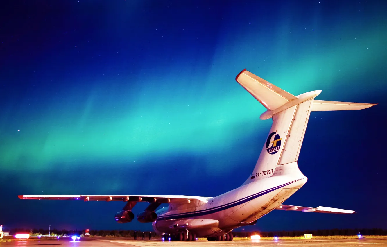 Фото обои Небо, Ночь, Аэропорт, Крылья, Сияние, Авиация, Ил-76, Ильюшин