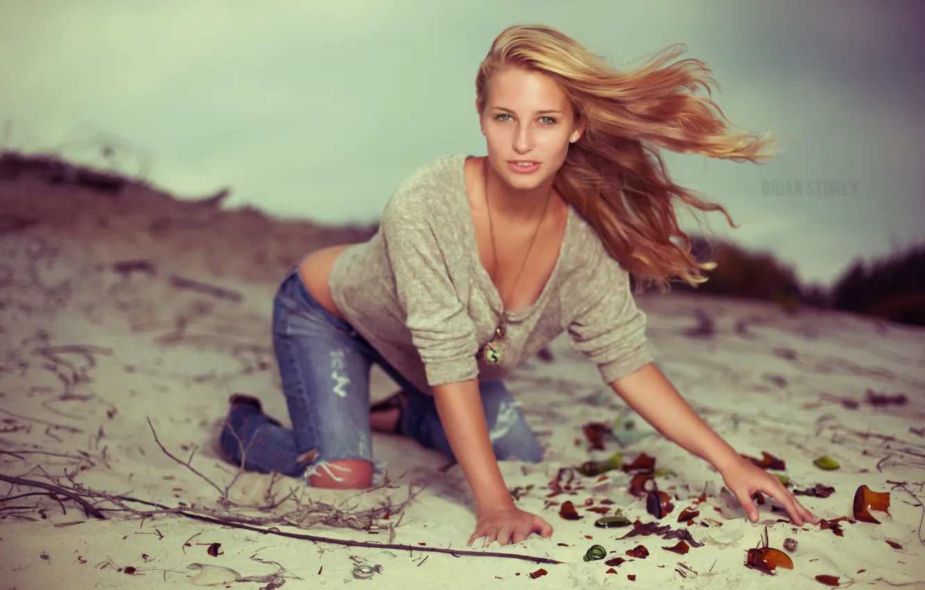 Фото обои песок, девушка, джинсы, фотограф, girl, photography, photographer, Brian Storey
