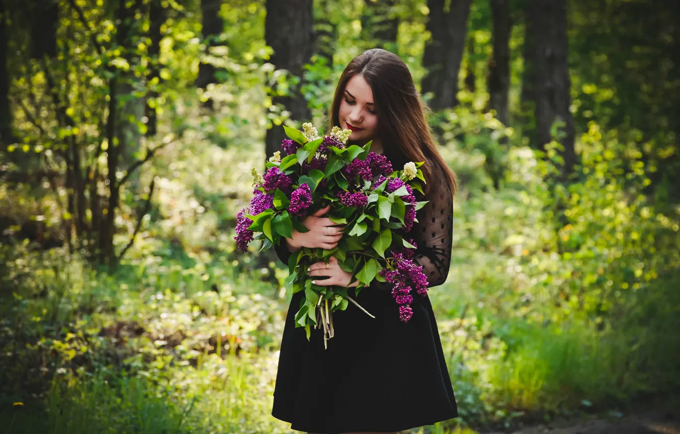 Фото обои лес, девушка, весна, сирень