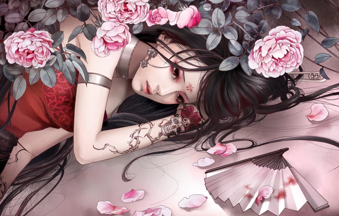 Фото обои грусть, девушка, настроение, череп, розы, лепестки, тату, веер