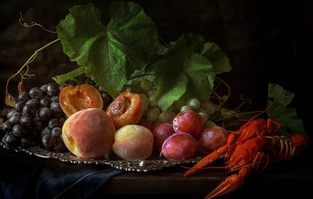Фото обои виноград, фрукты, натюрморт, персики, сливы, поднос, раки