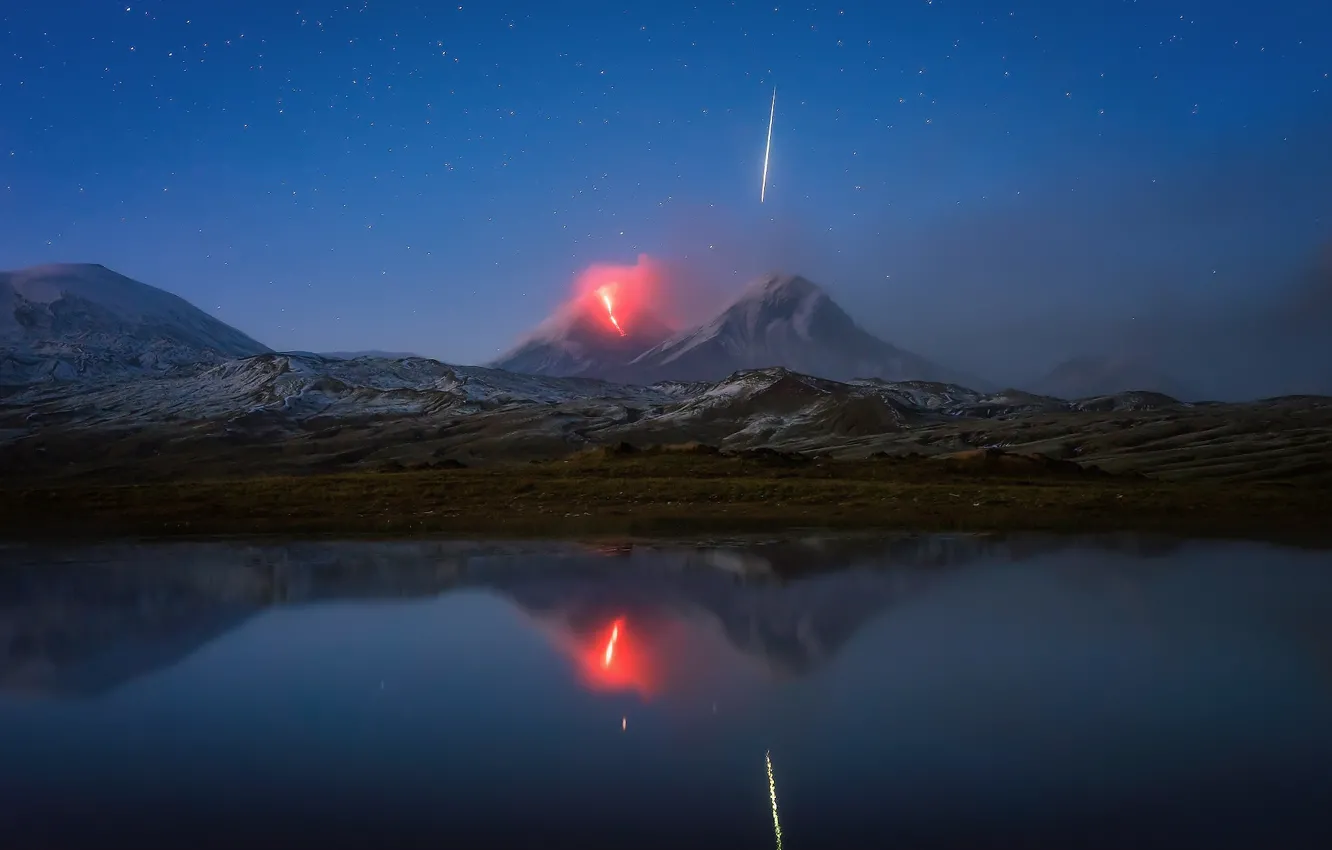Фото обои вода, звезды, отражения, горы, вулкан, падающий метиорит