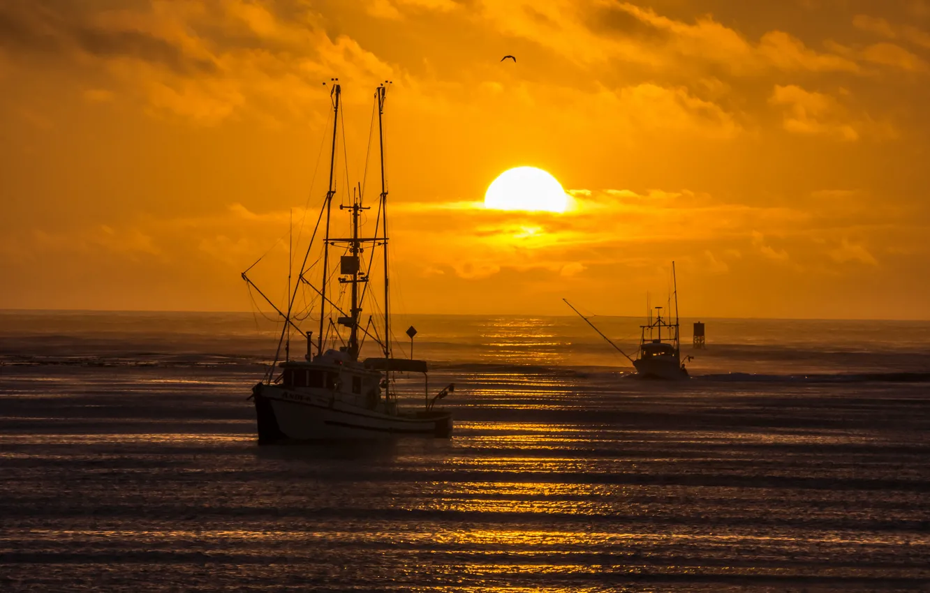 Фото обои море, солнце, закат, вечер, катера, рыболовецкие