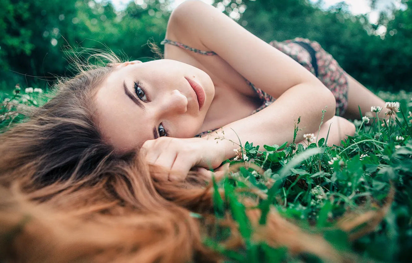 Фото обои трава, взгляд, Девушка, платье, лежит, Александр Юрмашев, Юлия Метлакова