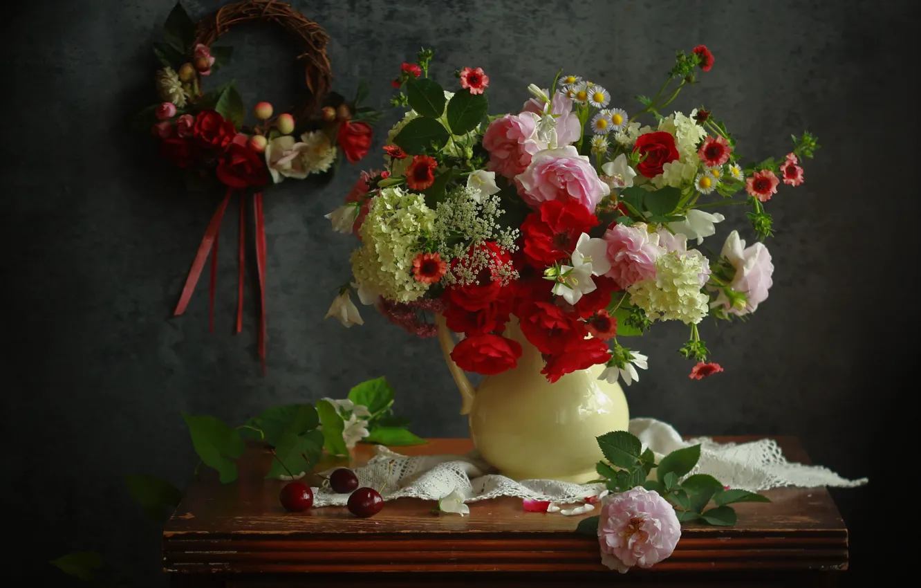 Фото обои цветы, ягоды, розы, кувшин, венок, столик, черешня, салфетка