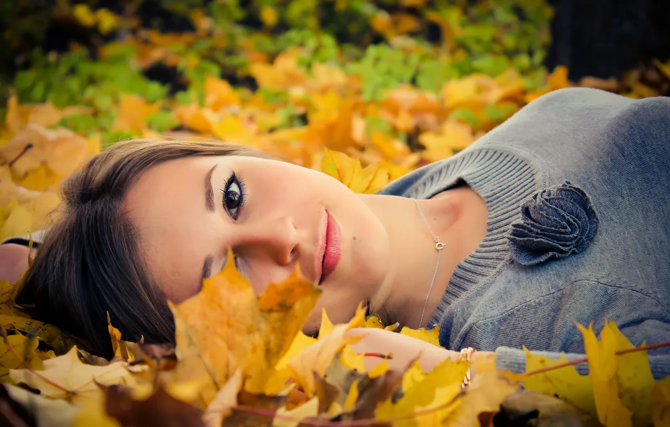Фото обои осень, взгляд, листья, девушка, улыбка, шатенка, цепочка, кареглазая