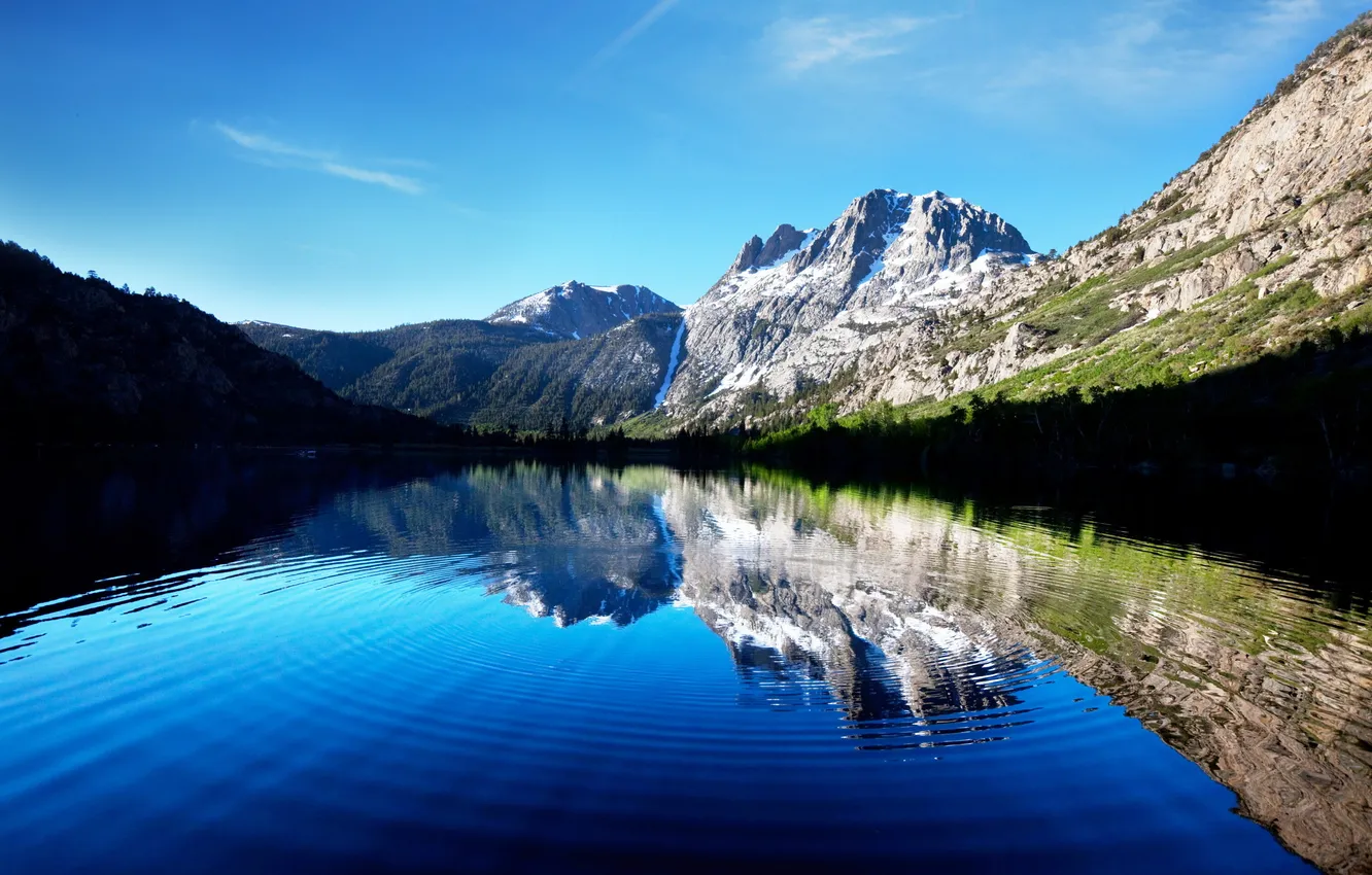Фото обои лес, небо, снег, круги, горы, озеро, отражение, вершины