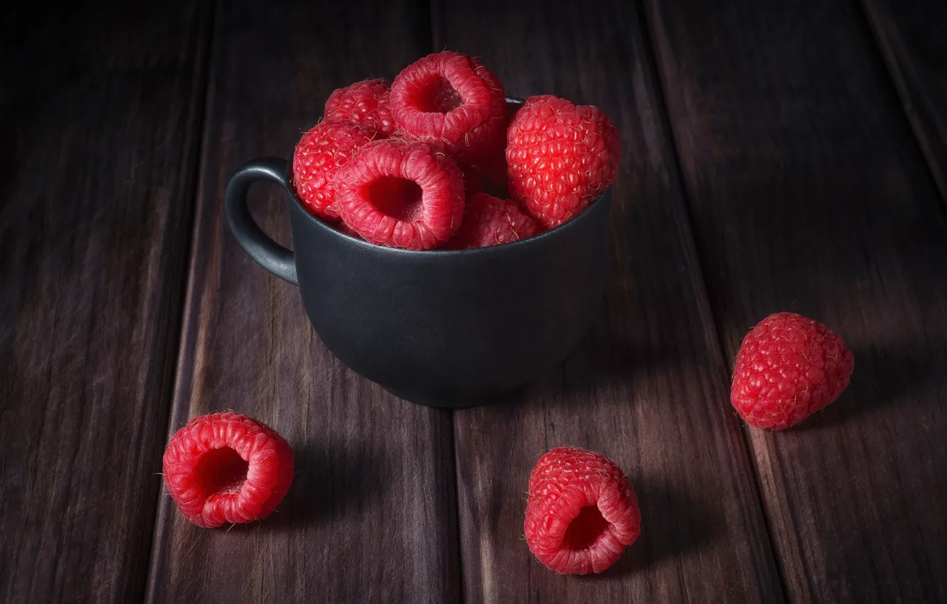Фото обои ягоды, малина, доски, кружка, Максим Чикунов