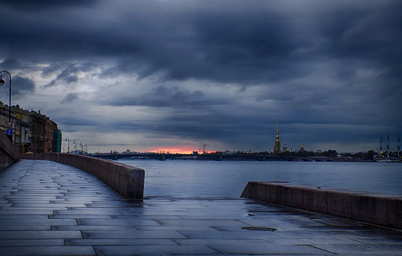 Фото обои тучи, река, пасмурно, вечер, набережная, Нева, Санк-Петербург