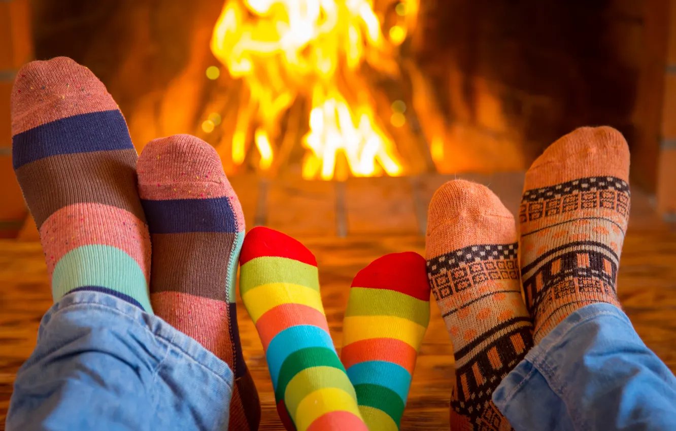 Фото обои семья, носки, fire, камин, happy, cute, socks, family