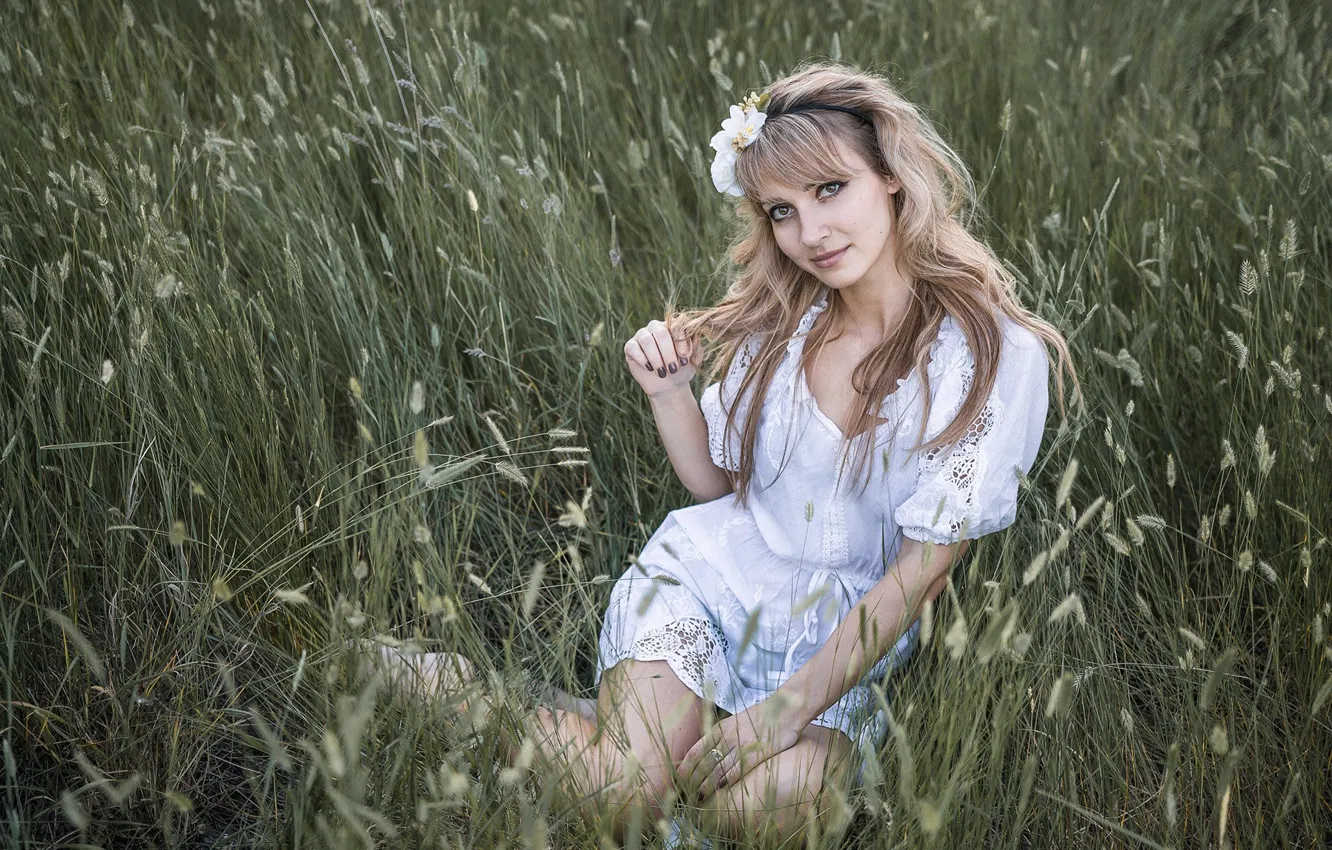 Фото обои трава, взгляд, девушка, природа, поза, платье, блондинка, Игорь Улесиков