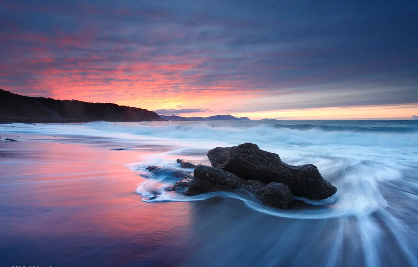 Фото обои море, волны, пляж, небо, закат, камни, океан