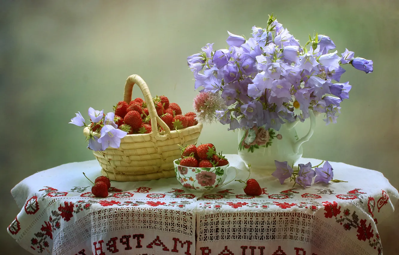 Фото обои цветы, стол, фон, корзина, клубника, ягода, чашка, ваза