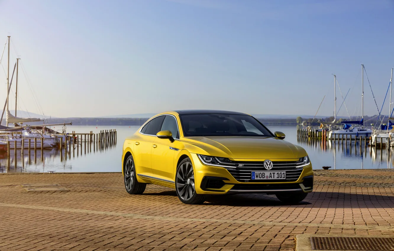 Фото обои жёлтый, брусчатка, Volkswagen, набережная, 2018, R-Line, лифтбэк, 2017