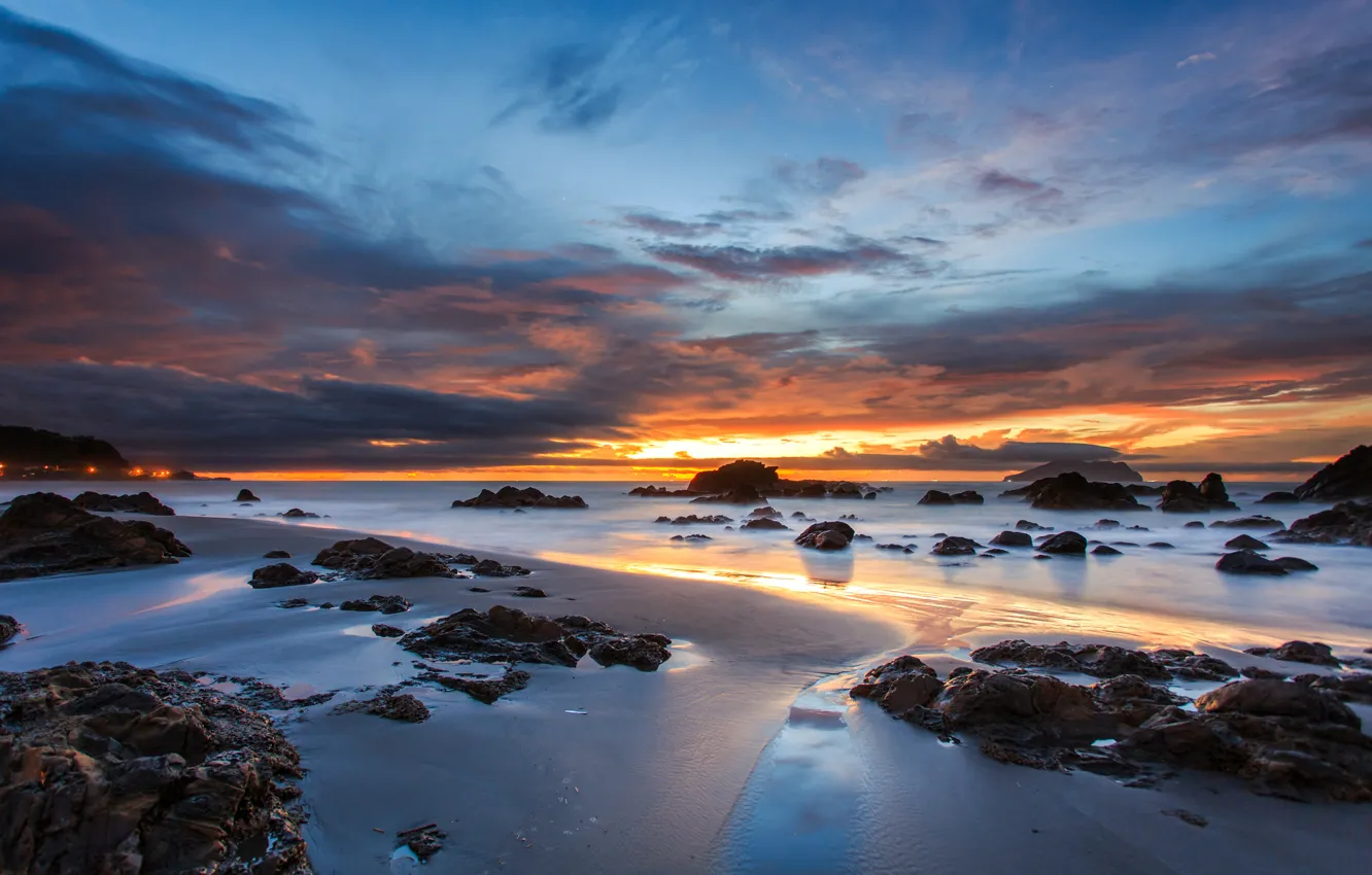 Фото обои песок, небо, облака, закат, оранжевый, тучи, камни, океан